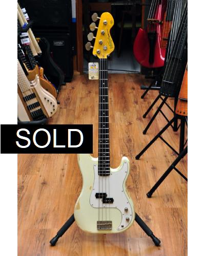 Vintage V4 Icon Bass Distressed Vintage White